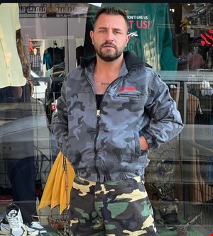 کت چیریکی داخل خز گلاهدار 